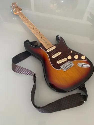Guitarra tagima tg 530 usada com capa e correia 800 reais