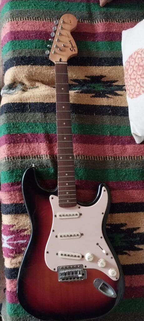 Guitarra nova fender squire indonésia com cordas e regulada. 1.900 reais