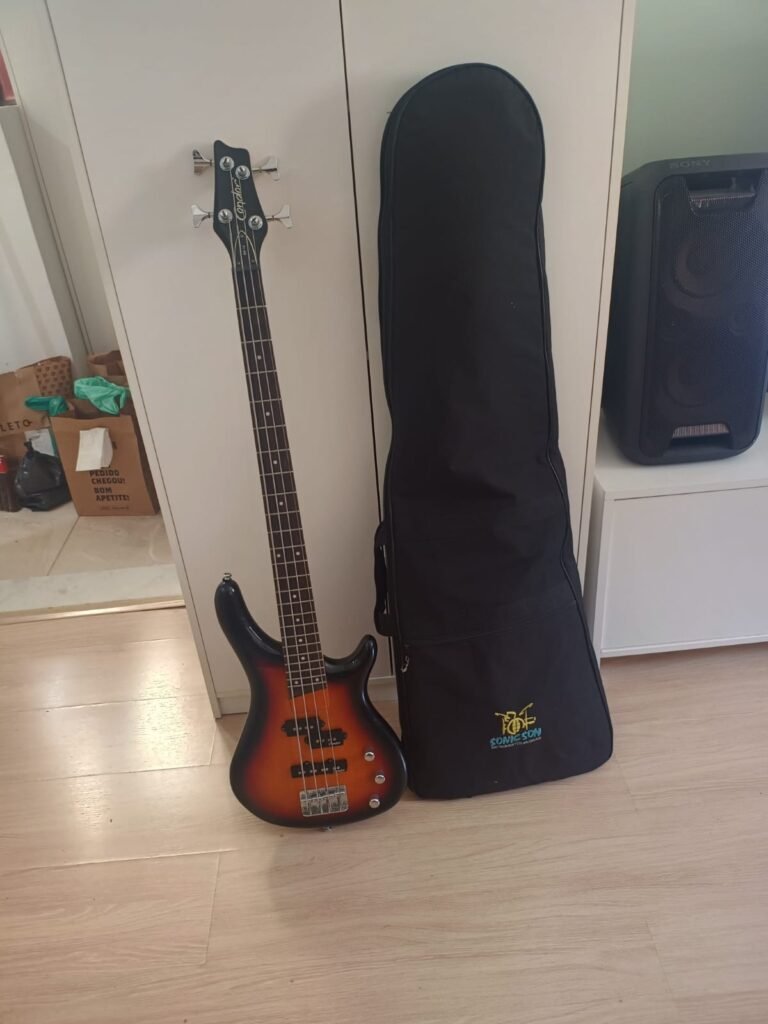 Baixo 4 cordas Condor, com case, por R$1000