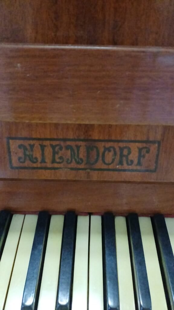 Piano de armario niendorf , afinado e revisado 4.500 reais , nao inclui transporte.