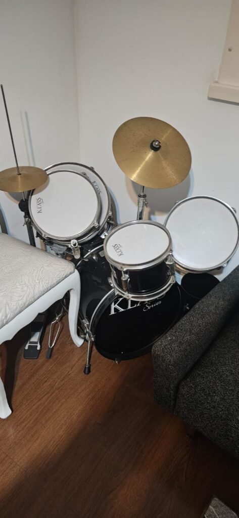 Bateria infantil klass seminova completa e revisada por R$1000 reais com 10% de desconto a vista