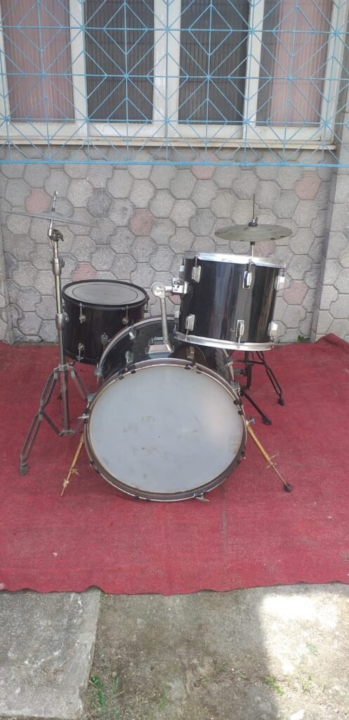 Bateria montata com garantia , peles , pratos e peçasnovas, R$1600 reais